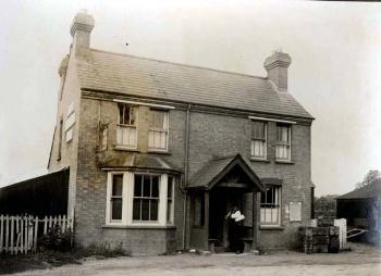 WL800-5 Wait for the Waggon c1925 - with licensee Sidney Brace presumably standing outside